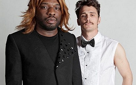 O Τζέιμς Φράνκο ραπάρει. Ή μάλλον, ψιθυρίζει...