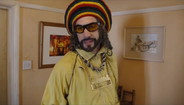 Η επιστροφή του Ali G προκαλεί αντιδράσεις και φέρνει ξανά τη λογοκρισία στο προσκήνιο