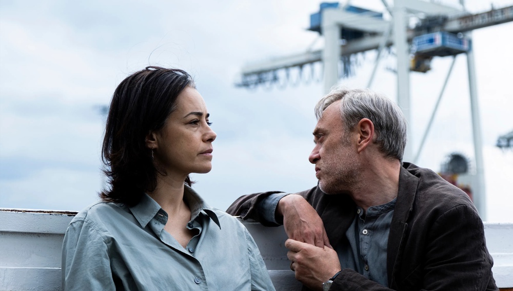 Berlinale 2026: Eίναι η τέχνη, πολιτική; Ο Ιλκέρ Τσατάκ απαντά με «Κίτρινα Γράμματα»