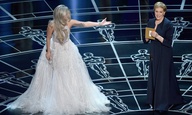 Oscars 2015: Η Lady Gaga φορούσε γάντια όχι για να πλύνει τα πιάτα αλλά για να σκουπίσει τα δάκρυα από τη συγκινητική της εμφάνιση