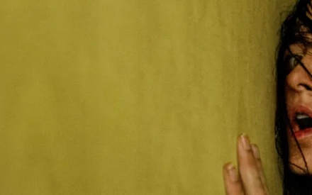 «Backrooms»: Η Ρενάτε Ράινσβε παγιδεύεται σε έναν ατελείωτο εφιάλτη στο νέο horror της A24