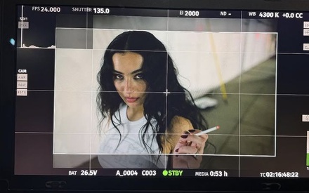 Ο Γκρεγκ Αράκι αποθεώνει την Charli XCX: «Είναι μια πραγματικά καλλιεργημένη σινεφίλ»