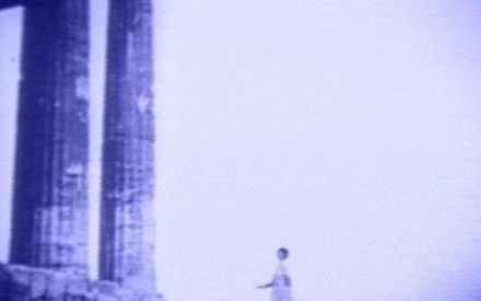 Ο Παρθενώνας κάτω από τα φλας, πότε σαν σύμβολο, πότε σαν γυναικείο κορμί