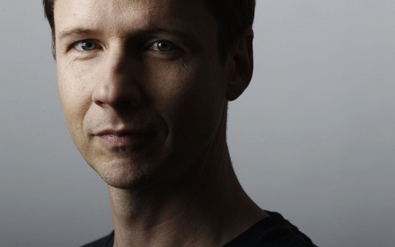 Ο Τζον Κάμερον Μίτσελ χτίζει στην άμμο παλάτια για την Dior