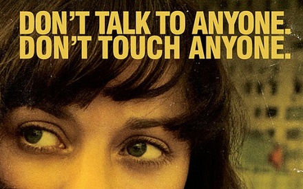 Πόστερ για το «Contagion»: Μη μιλάς σε κανέναν, μην αγγίζεις κανέναν!