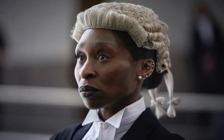 Η Σίνθια Ερίβο στο δικαστήριο για το «Prima Facie»