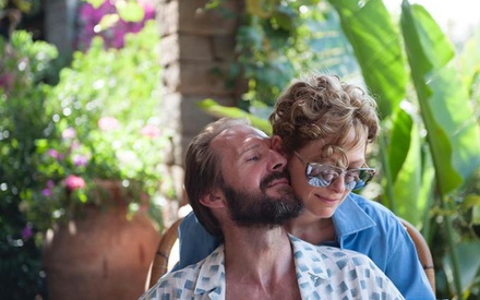 «A Bigger Splash»: Στο τραπέζι με την Τίλντα Σουίντον, τον Ρέιφ Φάινς τον Ματίας Σχούναρτς και την Ντακότα Τζόνσον