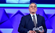 Ο Ρόμπερτ Ντε Νίρο βραβεύεται για τη στήριξή του στην LGBT κοινότητα και συγκινεί