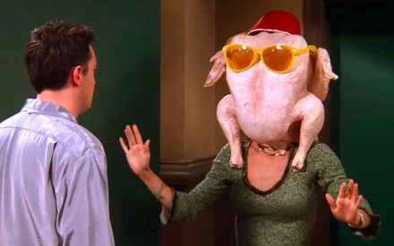 Happy Thanksgiving: η Κόρτνεϊ Κοξ αναπαριστά την πιο διάσημη σκηνή της από τα «Φιλαράκια»