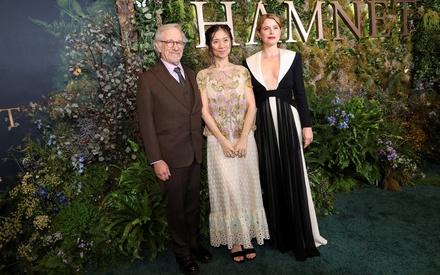 Ο Στίβεν Σπίλμπεργκ θέλει λιγότερα μπλοκμπάστερ και περισσότερες ταινίες σαν το «Hamnet» στη μεγάλη οθόνη