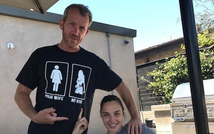 To viral t-shirt του συζύγου της Wonder Woman