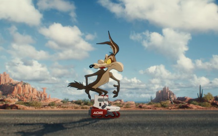 Ο Γουάιλ Ε. Κογιότ επιστρέφει με την Ακμε στο εδώλιο σε μια απίθανη live-action ταινία των Λούνι Τουνς