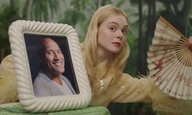 Elle Fanning fanning a rock. Elle Fanning fanning The Rock. Δείτε το πιο αστείο βίντεο της ημέρας