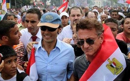 Αν έχετε χάσει τον Σον Πεν, είναι στις διαδηλώσεις στην Αίγυπτο!