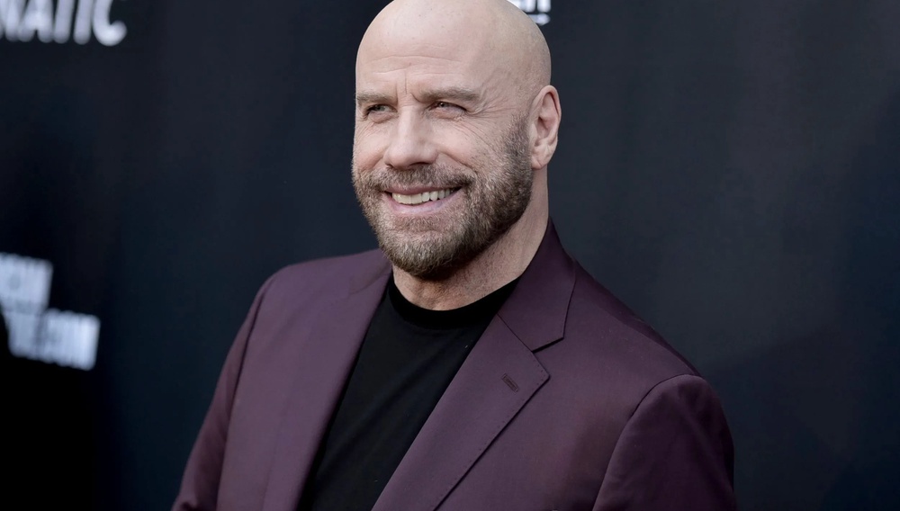 Κάννες 2026: Η επιστροφή του Τζον Τραβόλτα στην Κρουαζέτ με το «Propeller One-Way Night Coach»