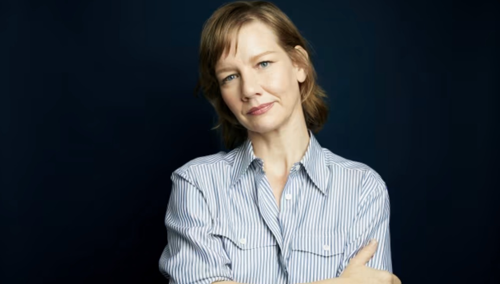 Berlinale 2026: Η Σάντρα Ούλερ δηλώνει στο Flix ότι οι γυναίκες ακόμα δεν φοράμε ισότιμα παντελόνια