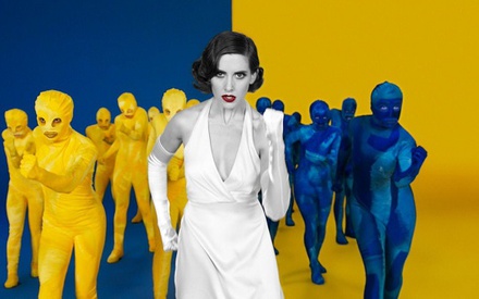 Η Αλισον Μπρι χορεύει στους ρυθμούς του «Colors» του Beck σε σκηνοθεσία Εντγκαρ Ράιτ