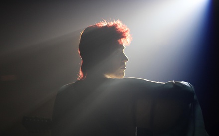«Be someone else»: Ο Ντέιβιντ Μπόουι εφευρίσκει τον Ziggy στο «Stardust»