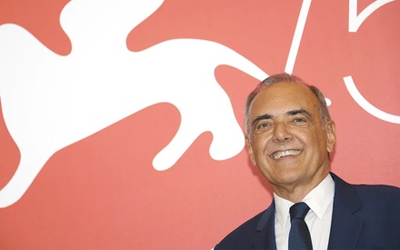 Αλμπέρτο Μπαρμπέρα: Παραμένει στο τιμόνι του Φεστιβάλ της Βενετίας έως το 2028