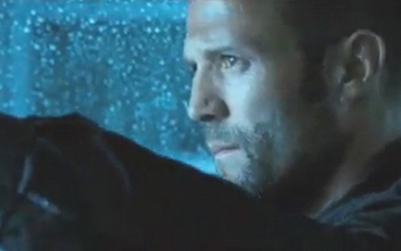 «I need you back here, mate. Pronto!» Σέξι καταδίωξη με αυτοκίνητα από το «Killer Elite»!