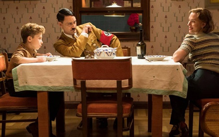 Πρώτη φωτογραφία από το «Jojo Rabbit». Επειδή ο Τάικα Γουαϊτίτι απαντά στον φασισμό με τρέλα