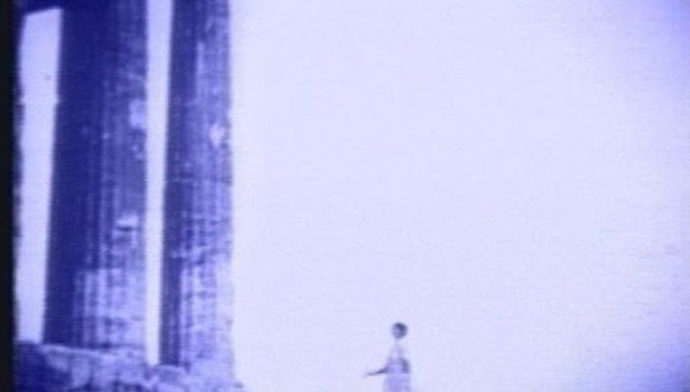 Ο Παρθενώνας κάτω από τα φλας, πότε σαν σύμβολο, πότε σαν γυναικείο κορμί