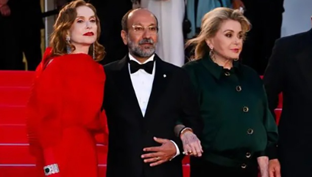 Κάννες 2026: Η Ιζαμπέλ Ιπέρ απαντά στο Flix. Πώς ήταν να παίζει με την Κατρίν Ντενέβ στις «Παράλληλες Ιστορίες» του Ασγκάρ Φαραντί;