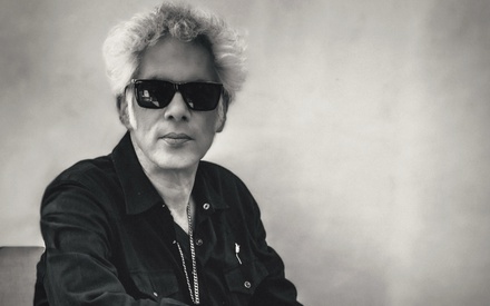 Ο Τζιμ Τζάρμους σηκώνει το ποτήρι με το νερό του και μας εύχεται χρόνια πολλά!