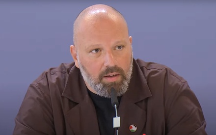 Βενετία 2025: Ο Γιώργος Λάνθιμος (με κονκάρδα Παλαιστίνης στο πέτο) πιστεύει ότι η ανθρωπότητα απέτυχε