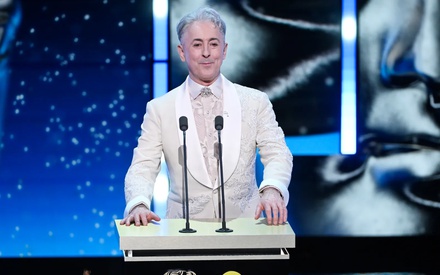 Ο οικοδεσπότης των BAFTA, Άλαν Κάμινγκ απολογείται και χαρακτηρίζει τα βραβεία ως «Μια Βραδιά που Πυροδότησε Τραύματα»