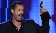 Ο Ανταμ Σάντλερ παίρνει το Independent Spirit Award (και εκδίκηση για το σνομπάρισμα των Οσκαρ)