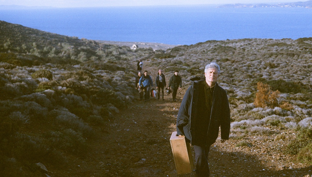 Νίκος Κορνήλιος: «Η χειμωνιάτικη θάλασσα υπενθυμίζει το εφήμερο. Kαι την ανάγκη να την ταξιδέψεις...»