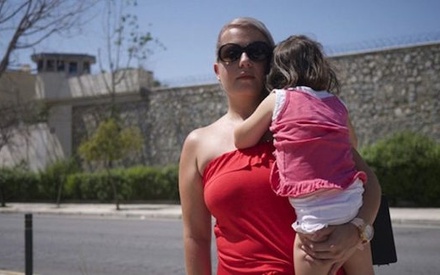 «Golden Dawn Girls»: Ενα νορβηγικό ντοκιμαντέρ για τις δηλητηριώδεις γυναίκες της Χρυσής Αυγής