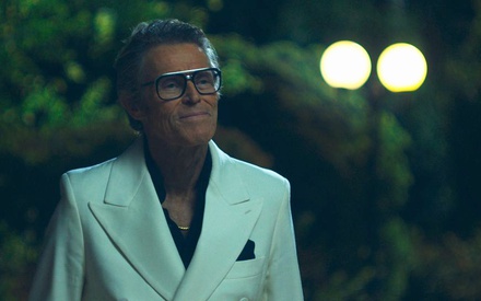 «The Birthday Party»: Ο Γουίλεμ Νταφόε εξηγεί στο Flix πώς δέχτηκε να παίξει έναν «Ωνάση»
