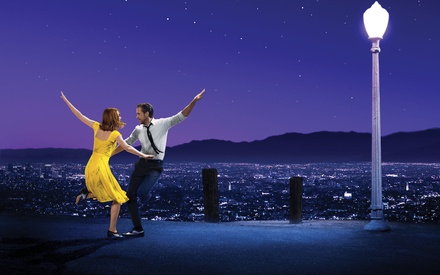 Το «La La Land» διορθώνει την πιο διάσημη «αδικία» της αφίσας του 10 χρόνια μετά, όπως ήθελε ο Ράιαν Γκόσλινγκ