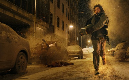 Το πρώτο τρέιλερ του «Resident Evil» του Ζακ Γκρέγκερ μας λέει να ξεχάσουμε το παιχνίδι