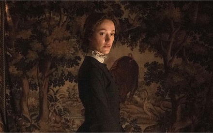 Πρώτο τρέιλερ του «Victorian Psycho» με τη Μάικα Μονρό σε έναν ανατριχιαστικό ρόλο