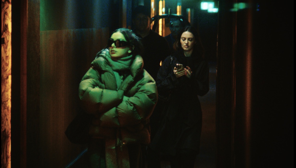 H Charli XCX ζει τη… στιγμή στο τρέιλερ του «The Moment»