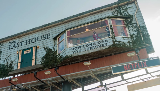«The Last House»: Ενας άντρας διαφημίζει μια ταινία 9 μέτρα πάνω από το έδαφος