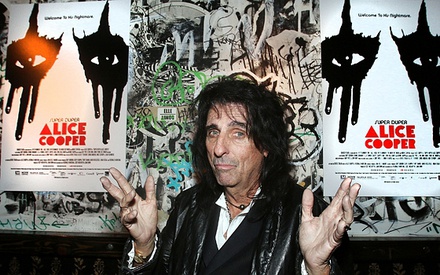 «Super Duper Alice Cooper»: Καλωσήρθατε στον εφιάλτη του, που έχει χρώματα παστέλ