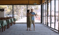 Μια (διαφορετική) μέρα στην παραλία για τους ήρωες του «Στο Σπίτι» του Αθανάσιου Καρανικόλα 