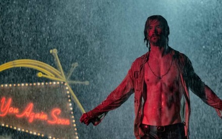 Ο Κρις Χέμσγουορθ δε φοράει πολλά στο «Bad Times at the El Royale» του Ντρου Γκόνταρντ