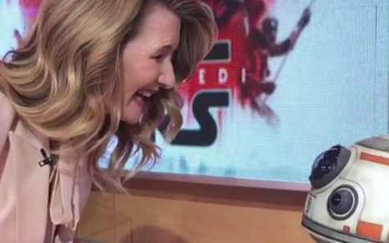 Η Λόρα Ντερν καθησυχάζει τον BB-8 στο πιο γλυκό βίντεο της εβδομάδας