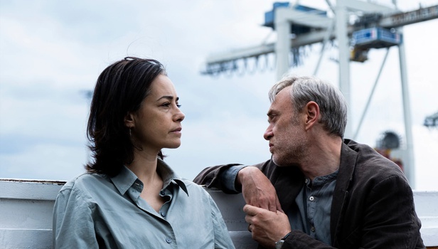 Berlinale 2026: Eίναι η τέχνη, πολιτική; Ο Ιλκέρ Τσατάκ απαντά με «Κίτρινα Γράμματα»