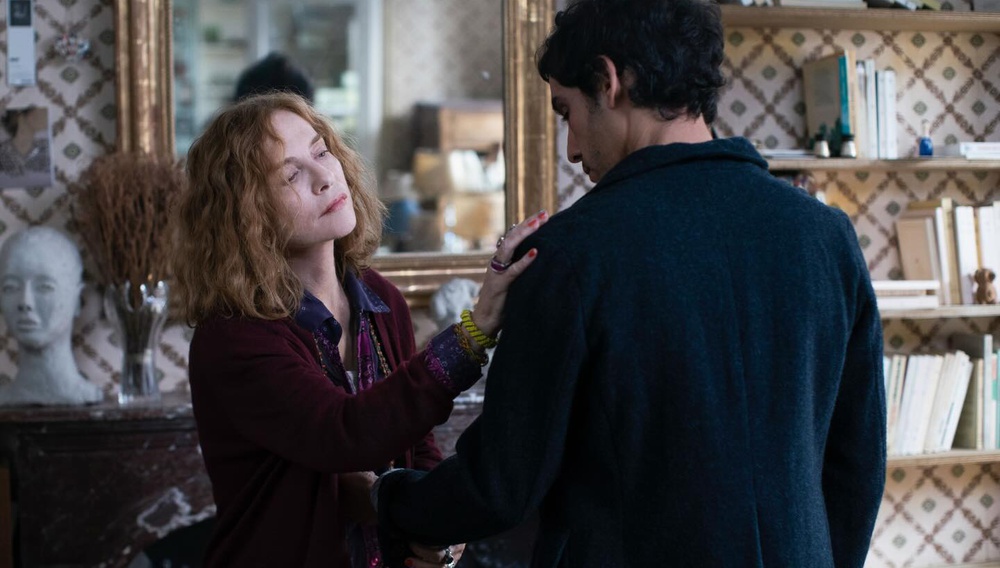 Η Ιζαμπέλ Ιπέρ γράφει «Παράλληλες Ιστορίες» στη νέα ταινία του Ασγκάρ Φαραντί