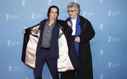 Και καθυστερημένα. Και άκαιρα. Ο Νικ Κέιβ υποστήριζει τον Βιμ Βέντερς για τις δηλώσεις του στη Berlinale