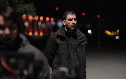 Ο Γιάννης Οικονομίδης επιστρέφει με την «Μπαλάντα της Τρύπιας Καρδιάς»