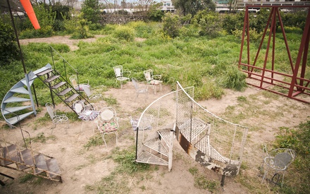 Ecodrome | Βλέποντας θερινό σινεμά σε καρέκλες φερ φορζέ, στη μέση ενός πορτοκαλεώνα
