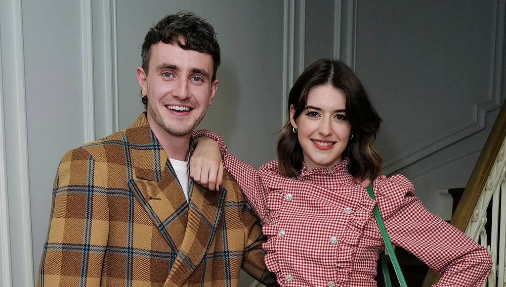 Πολ Μέσκαλ και Ντέιζι Εντγκαρ-Τζόουνς στο πλευρό της Σάλι Ρούνεϊ μετά την απόσυρση των βιβλίων της
