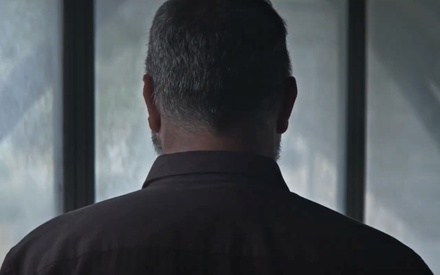 «Τι πήγες και έκανες ρε;»: Τρέιλερ για τη «Σπασμένη Φλέβα» του Γιάννη Οικονομίδη